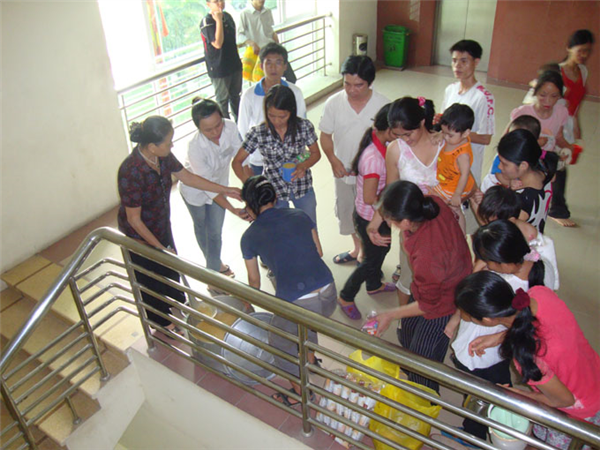 Đoàn thanh niên Viện Bỏng Quốc gia với bệnh nhân nghèo bị bỏng 